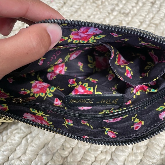 Betsy Johnson faux leather crossbody purse heart embossed black and gold - Picture 5 of 8